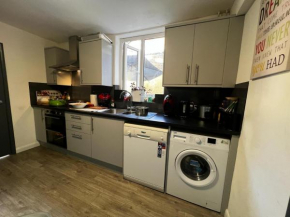 Lovely 2 bedroom holiday home with free parking